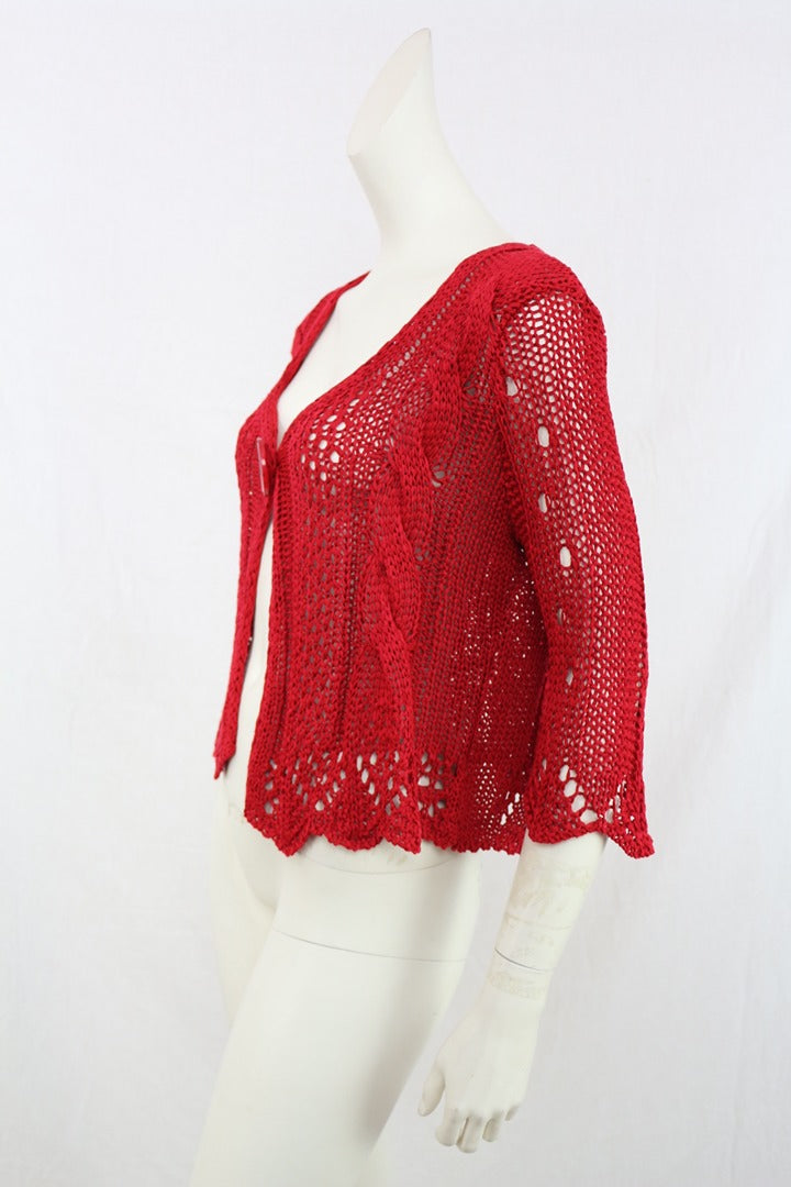 Cardigan rouge ajouré en acrylique Frippindealz avec manches trois-quarts et bouton fleuri sur mannequin