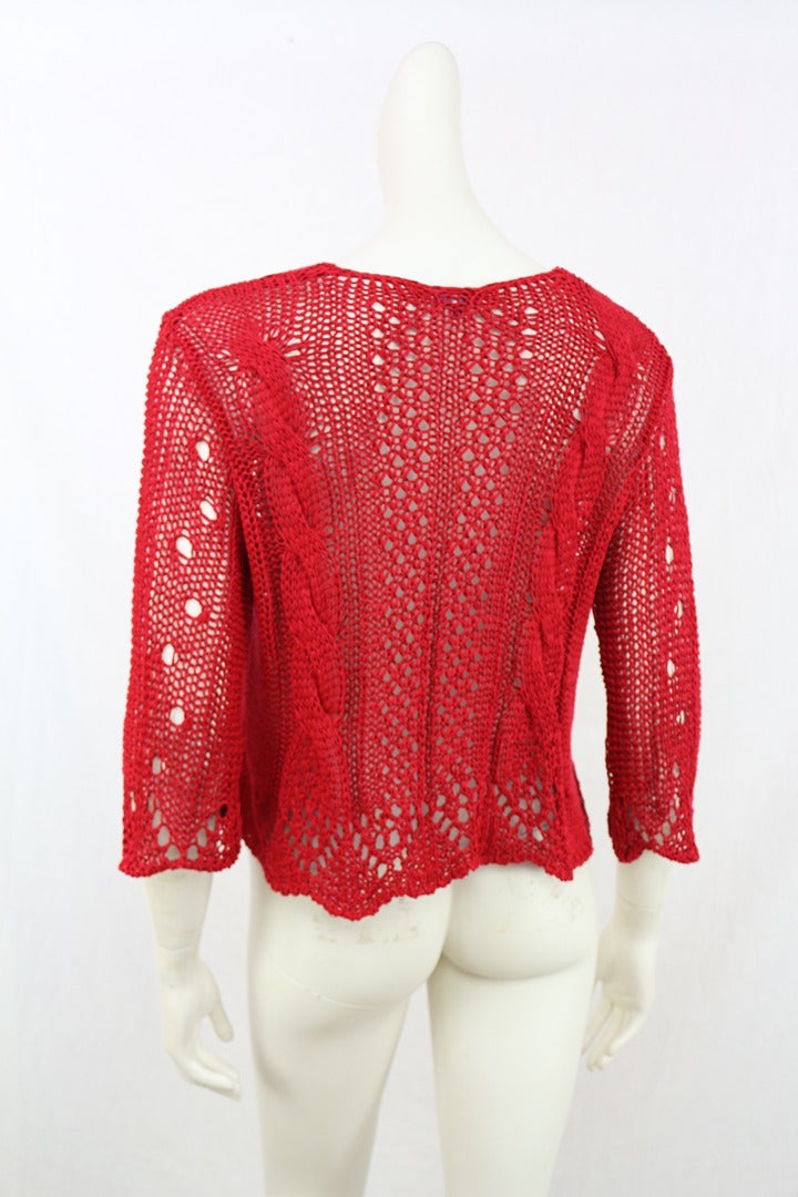 Cardigan rouge ajouré Frippindealz en acrylique avec manches trois-quarts, vue arrière sur mannequin