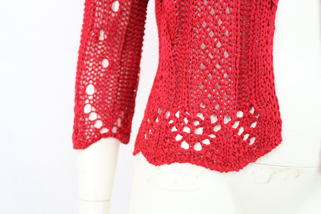 Cardigan rouge Patrice Breal en maille ajourée avec manches trois-quarts, disponible chez Frippindealz