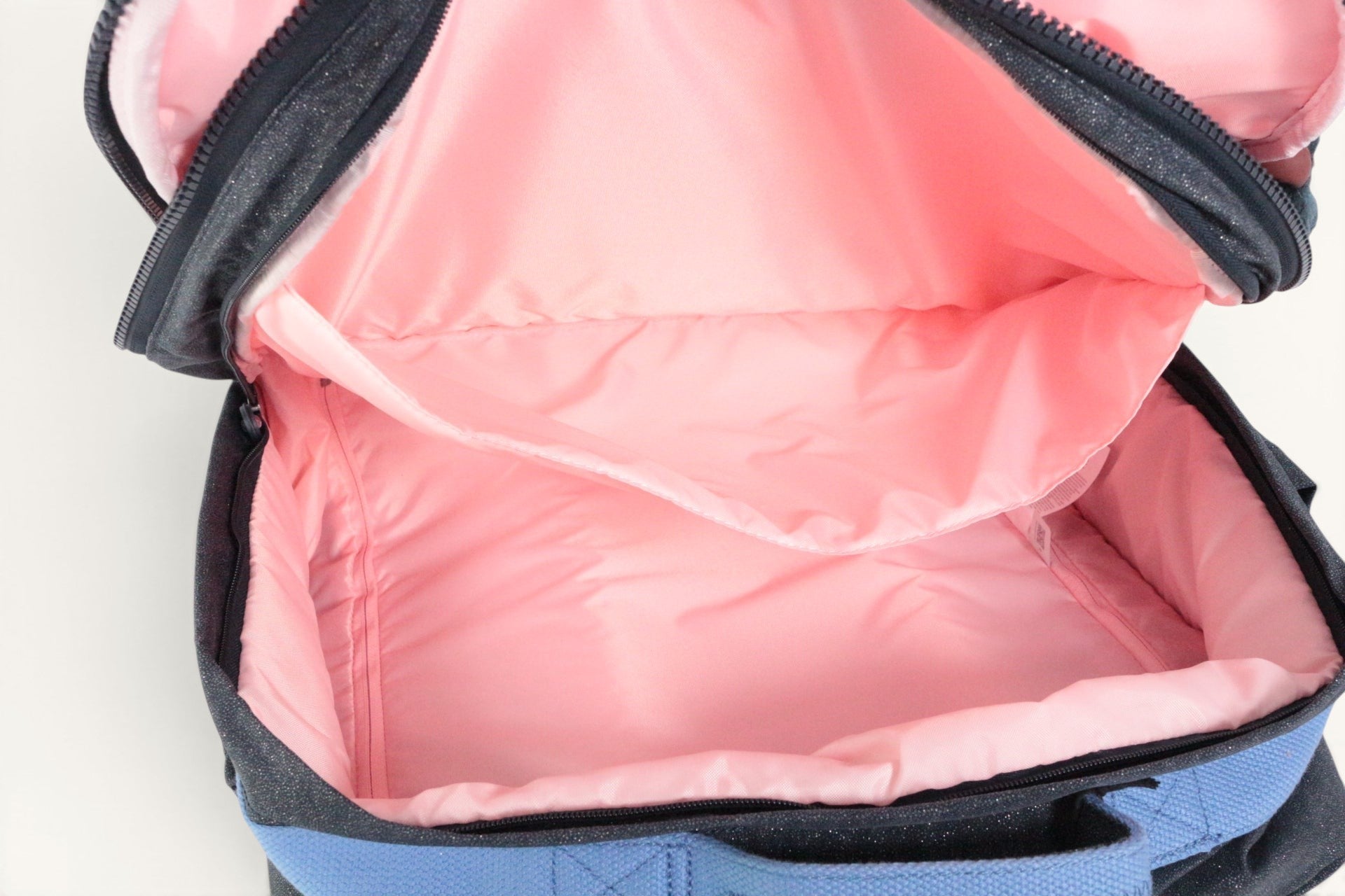 Intérieur spacieux du cartable à roulettes Frippindealz Kipling New Storia noir pailleté avec doublure rose