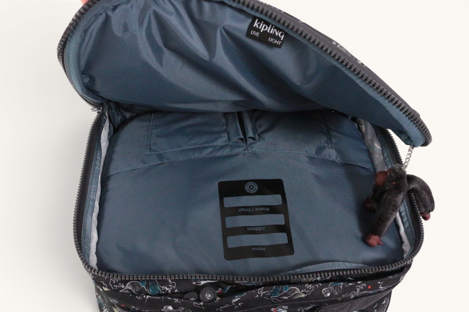 Intérieur du cartable Frippindealz Kipling New Storia avec étiquette d'identification et porte-clés singe emblématique