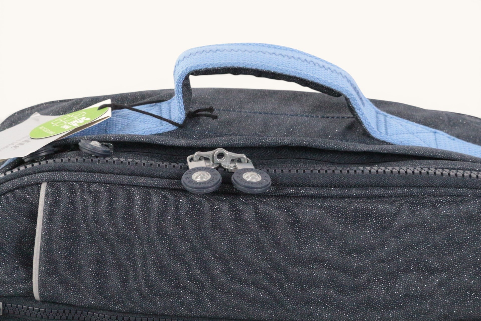 Détail du cartable Frippindealz Kipling New Storia noir pailleté avec poignée bleu ciel et fermetures zippées.