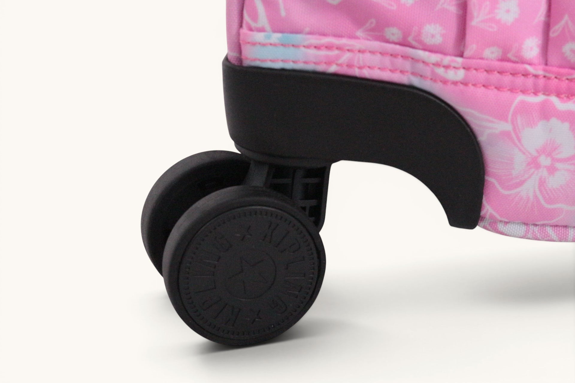 Frippindealz : Gros plan sur la roue pivotante noire d'un cartable Kipling New Storia rose à motifs floraux.