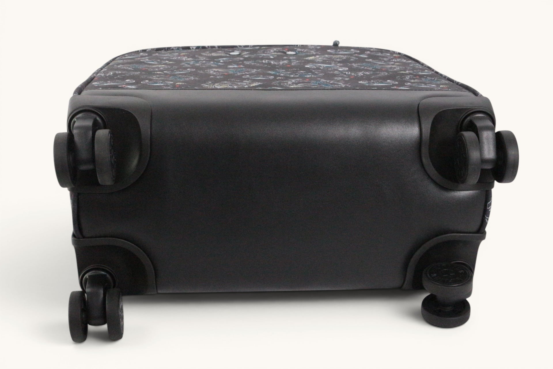 Base du cartable Frippindealz Kipling New Storia avec 4 roues pivotantes noires et motif jungle sur fond noir