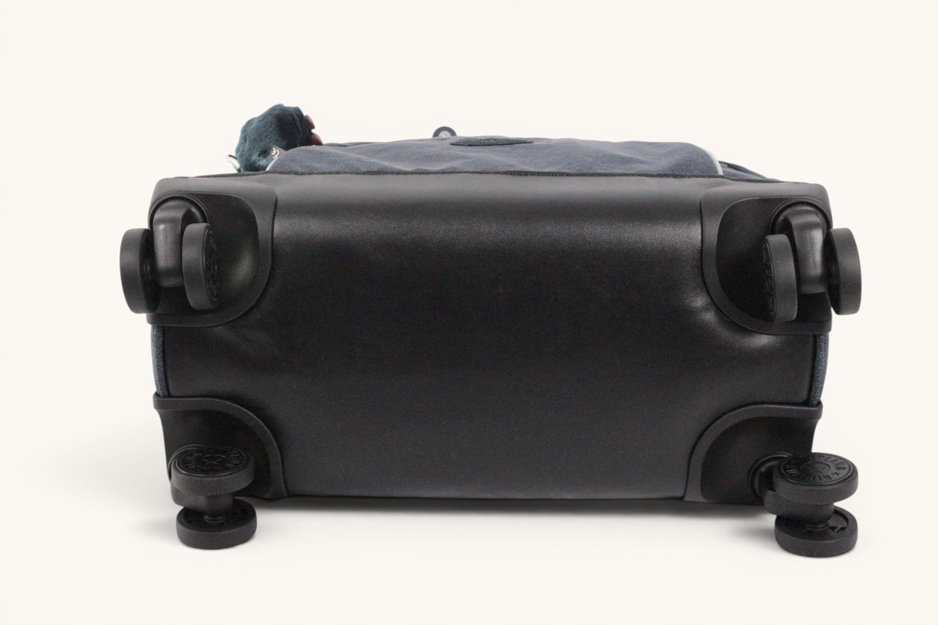 Base du cartable à roulettes Frippindealz Kipling New Storia avec 4 roues pivotantes noires et porte-clés singe
