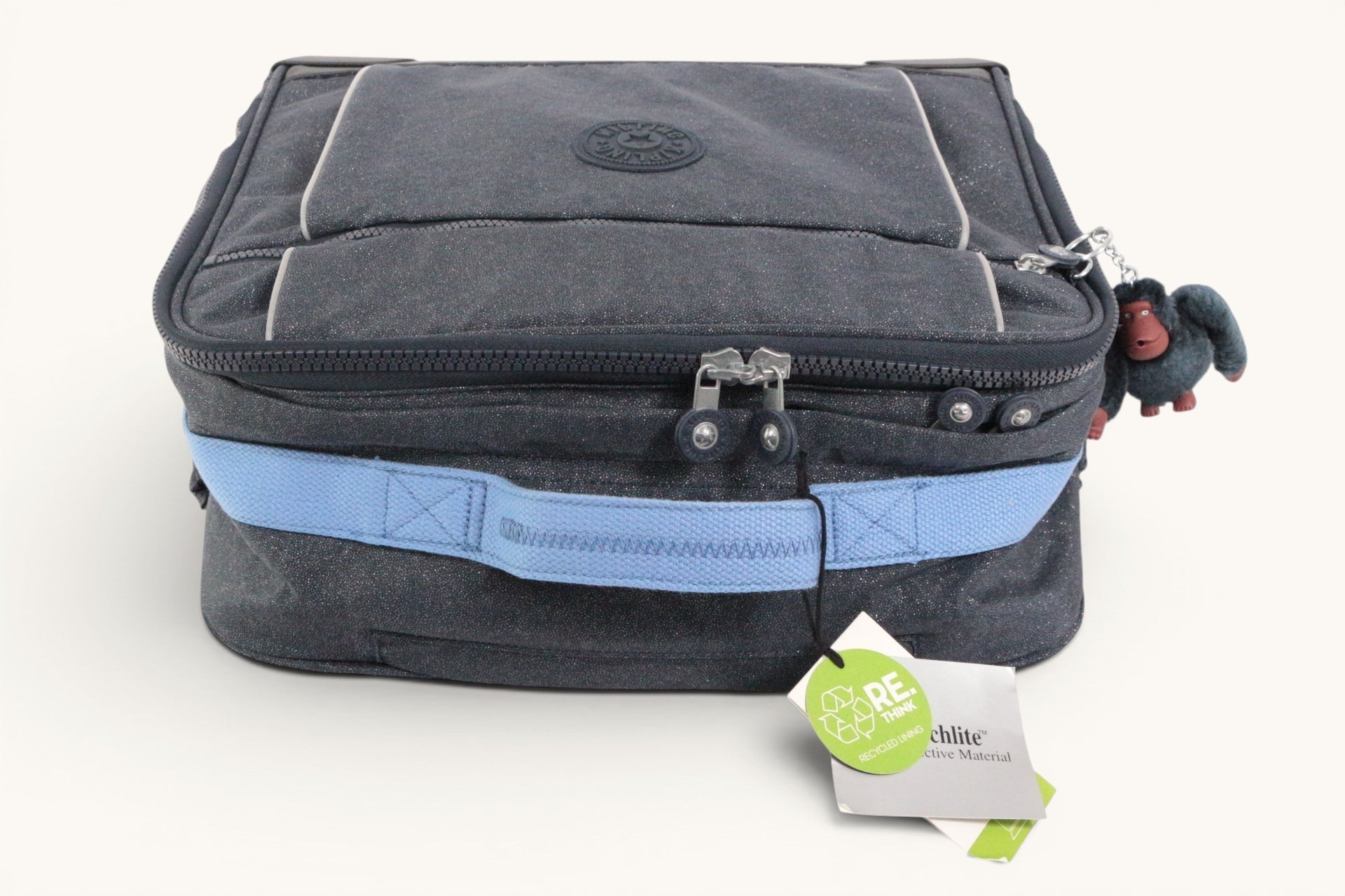 Cartable à roulettes Frippindealz Kipling New Storia noir pailleté avec détails bleu ciel et porte-clés singe.