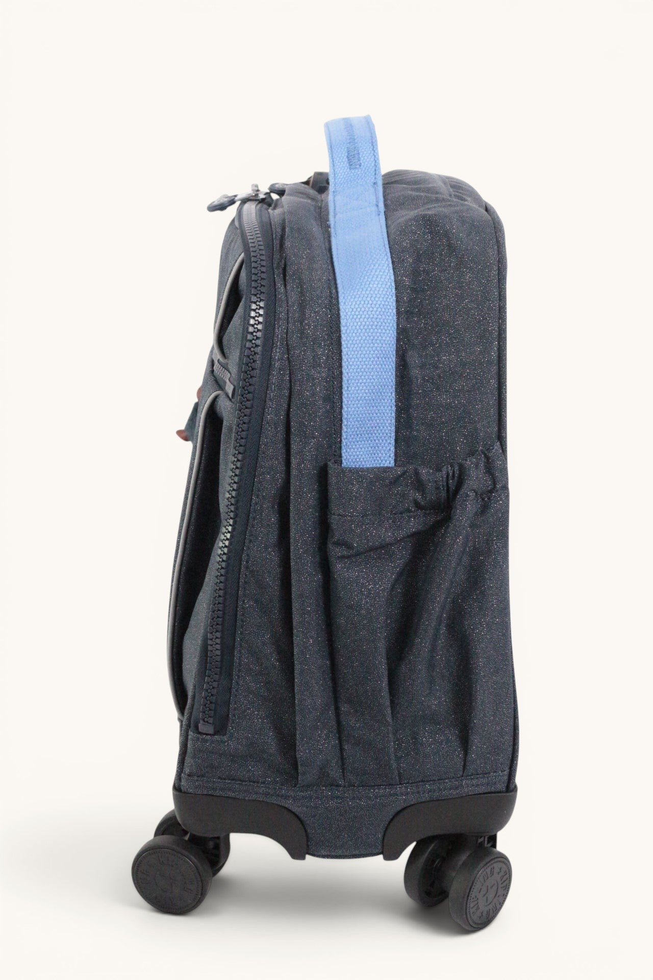 Cartable à roulettes Frippindealz Kipling New Storia noir pailleté avec détails bleu ciel et 4 roues pivotantes.