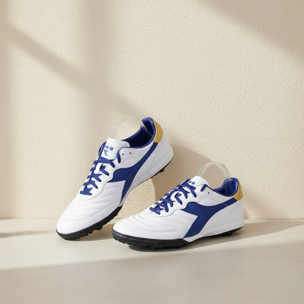 Chaussures de foot Frippindealz Diadora blanches et bleues avec détails dorés pour terrain stabilisé