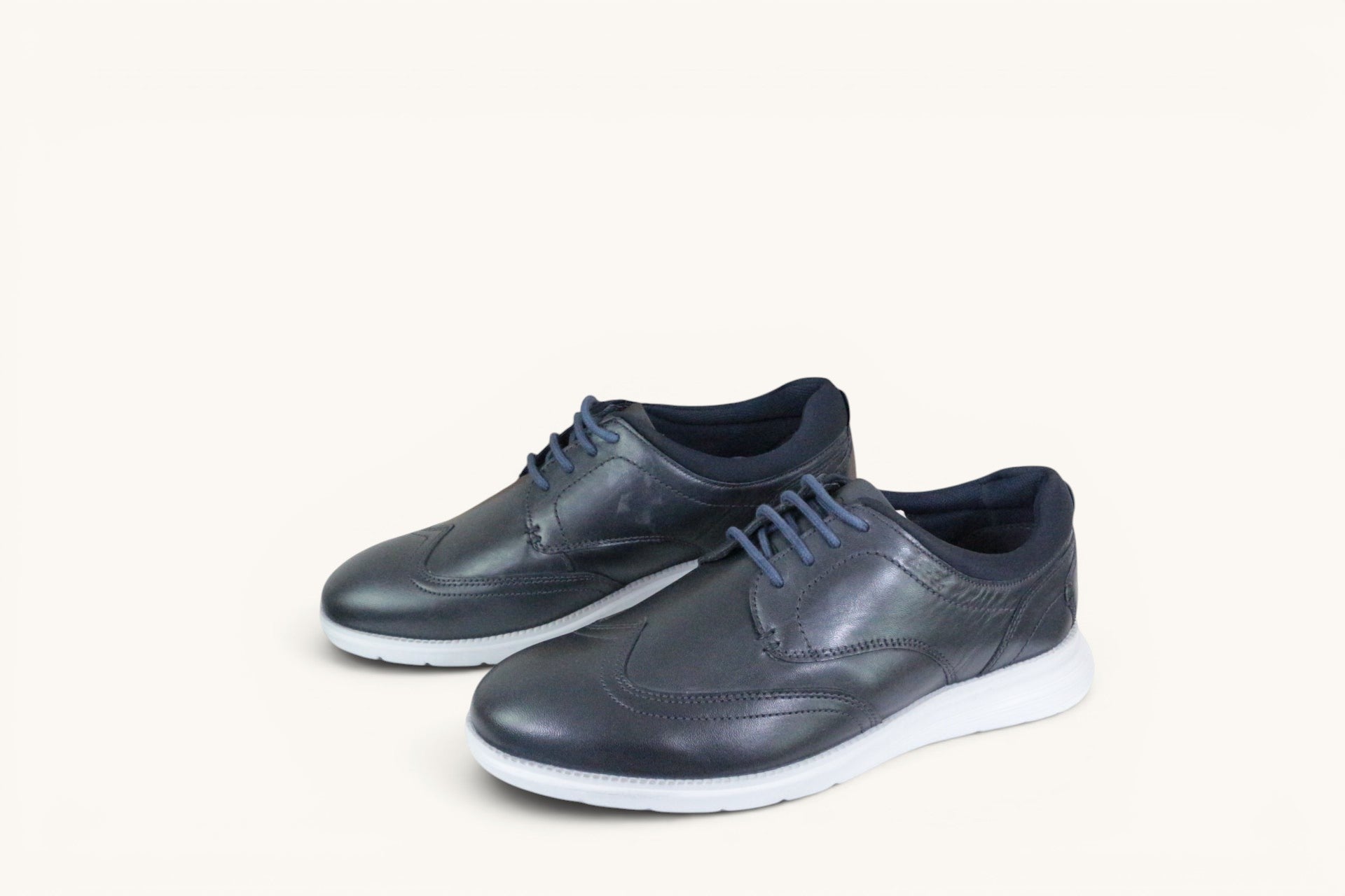 Chaussures homme Frippindealz POD Vantage en cuir bleu marine avec semelle blanche légère et lacets