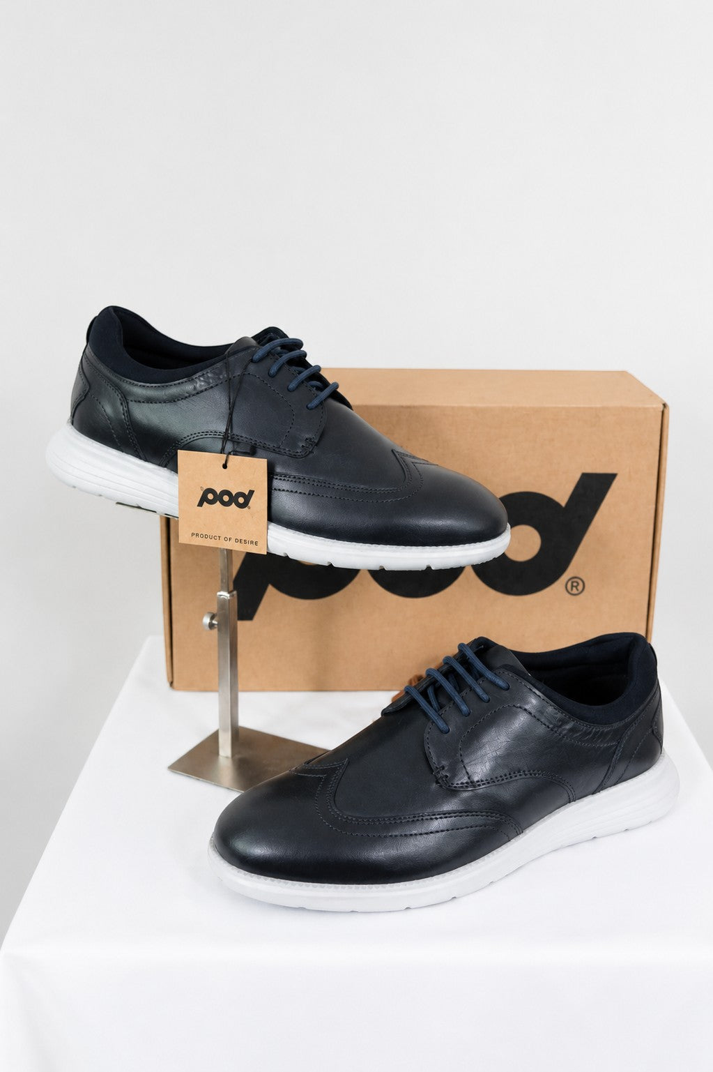 Chaussures homme Frippindealz POD Vantage en cuir bleu marine avec semelle blanche légère et lacets