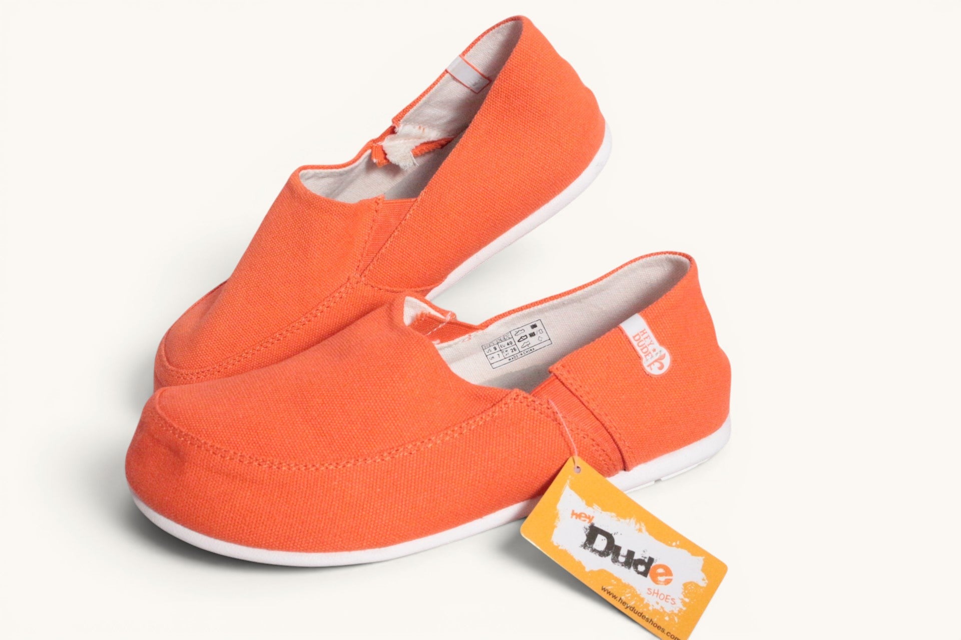 Chaussures mocassins Hey Dude orange en textile respirant, légères et confortables, idéales pour un usage quotidien.
