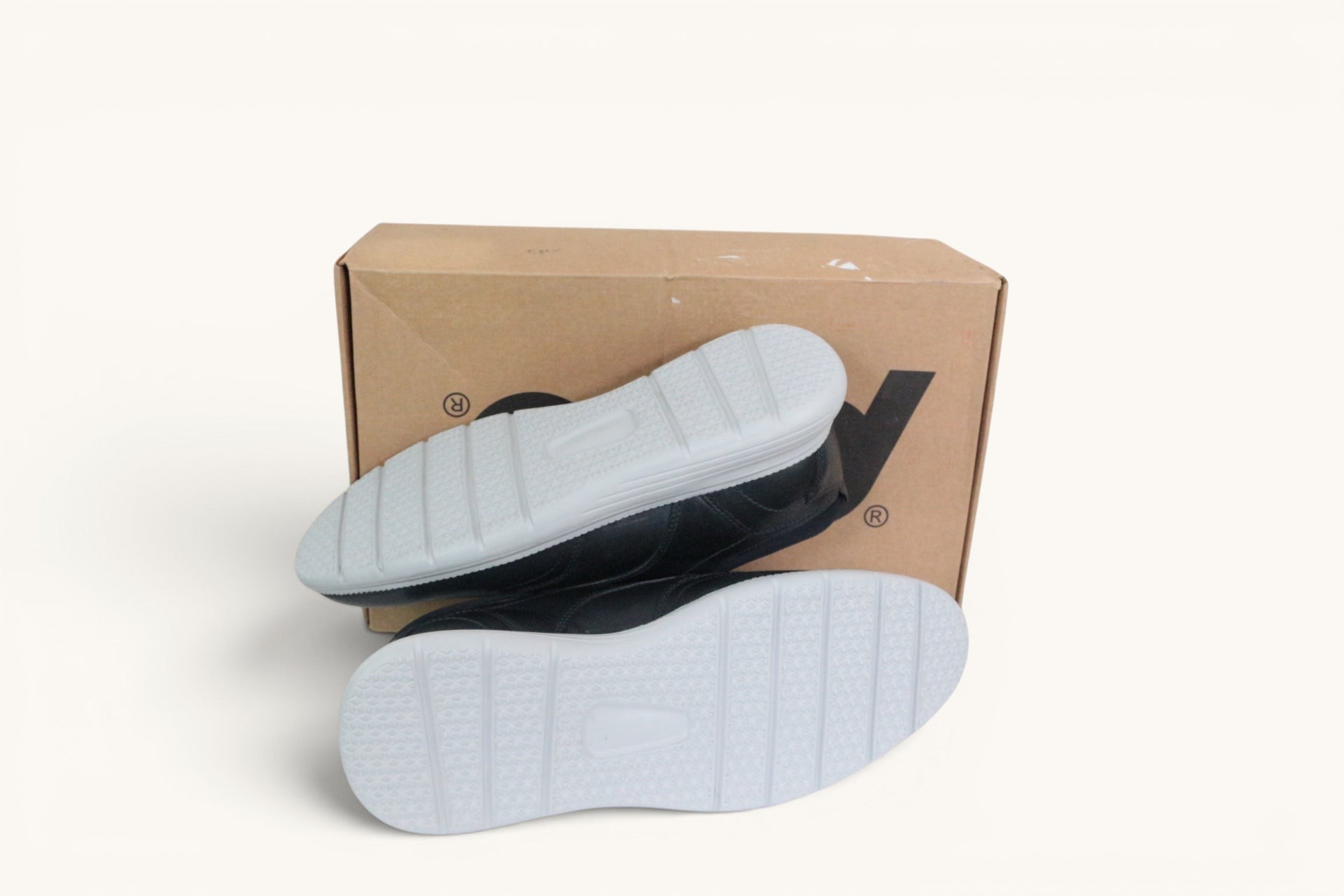 Chaussures homme POD Vantage Navy en cuir bleu marine avec semelle blanche légère, présentées devant leur boîte Frippindealz
