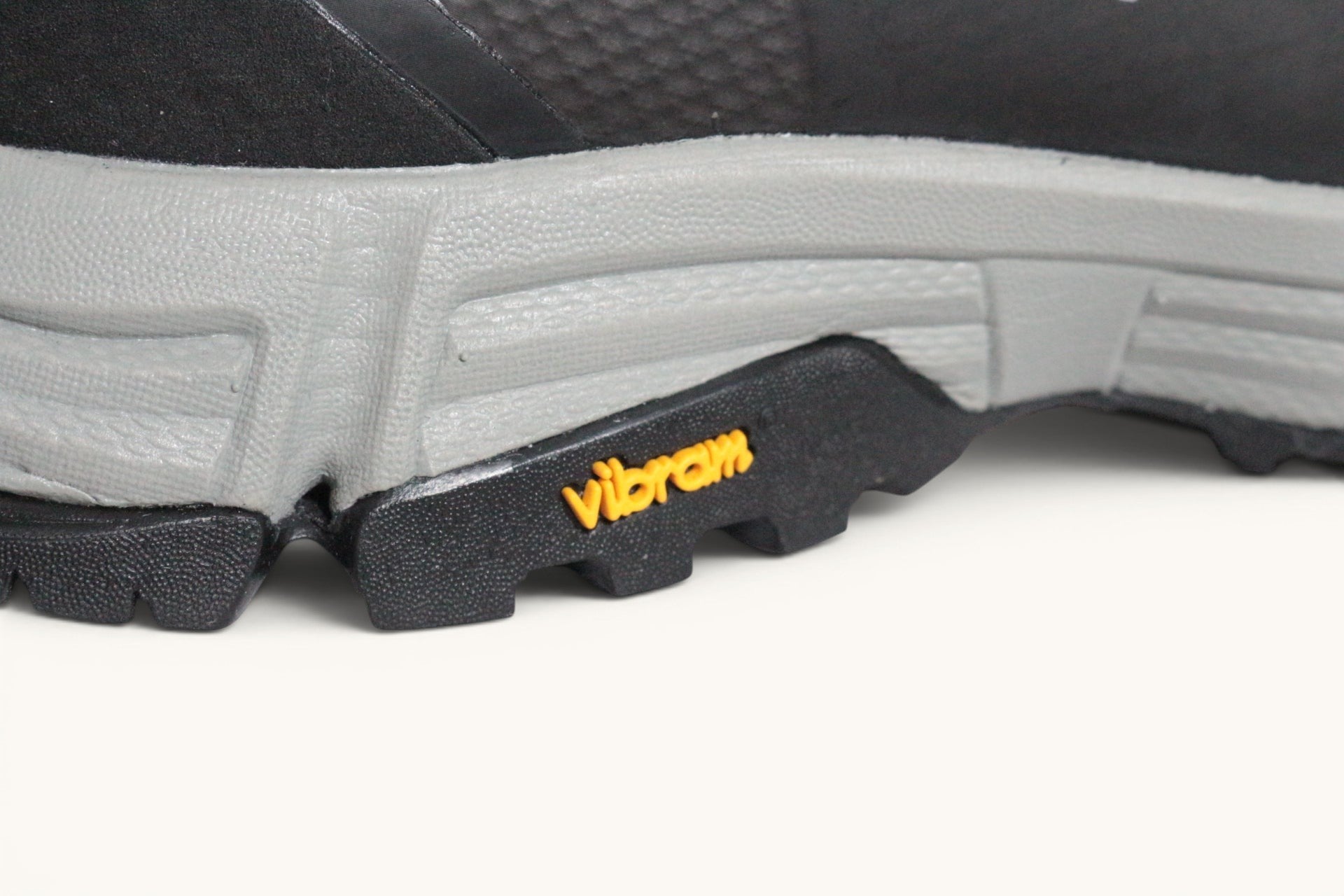 Chaussures de randonnée Zamberlan en cuir et polyester gris et noir avec semelle Vibram.