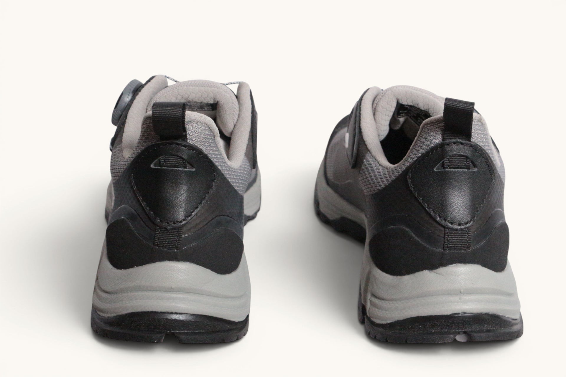 Frippindealz Chaussures de randonnée Zamberlan grises et noires en polyester et cuir, neuves.