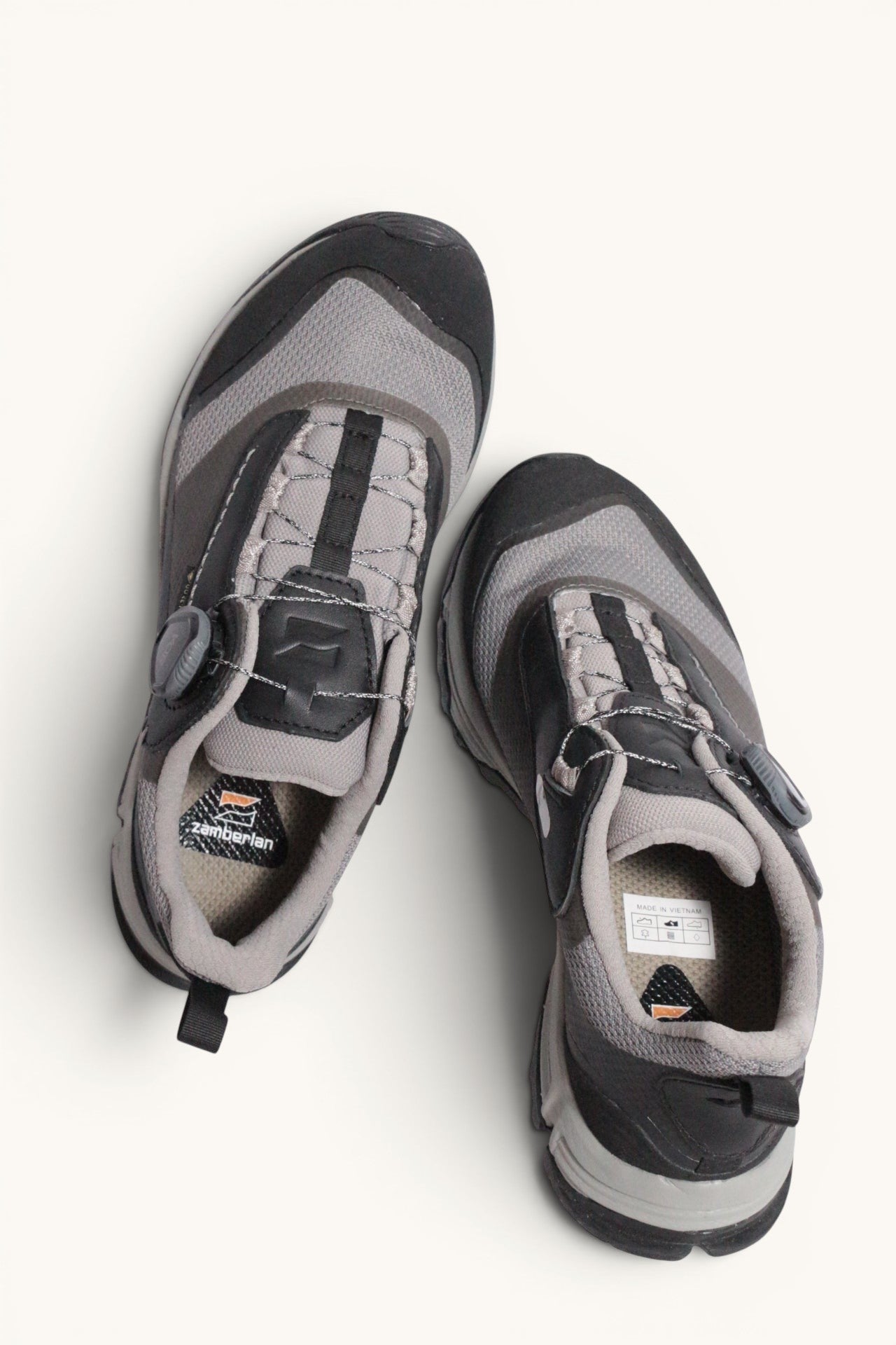 Chaussures de randonnée Zamberlan grises et noires en polyester et cuir avec système de laçage BOA. Taille 38.