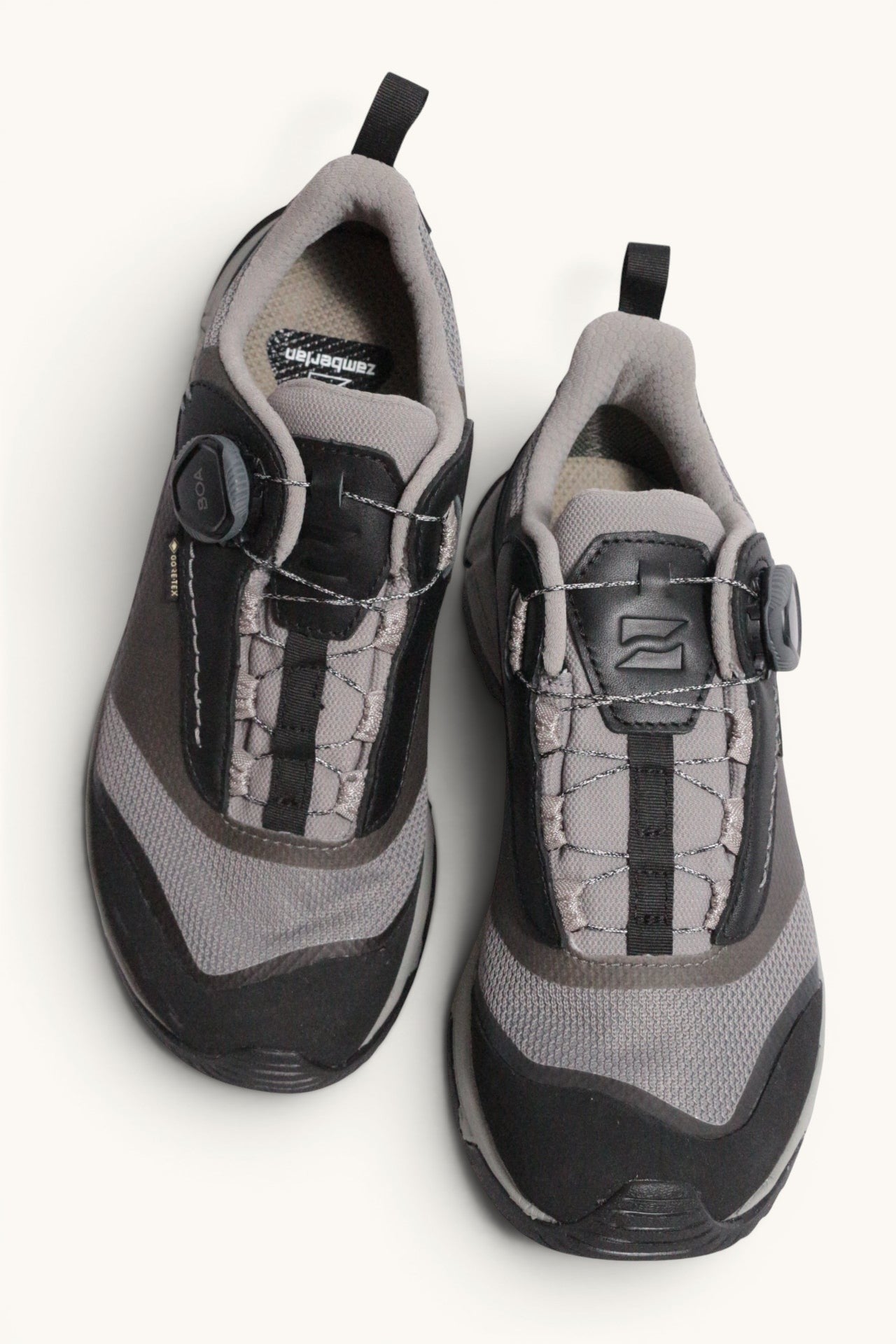 Chaussures de randonnée Zamberlan grises et noires en polyester et cuir avec système de laçage BOA, neuves.