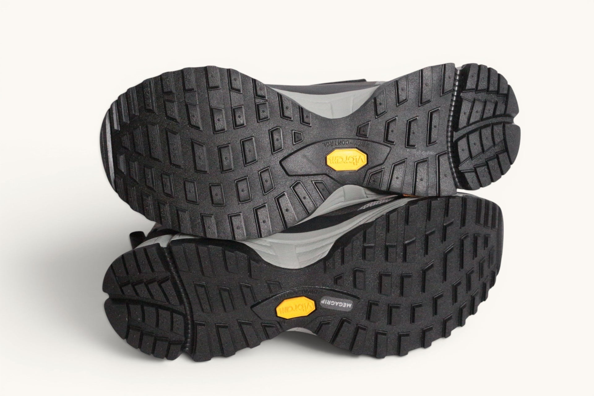 Frippindealz Chaussures de randonnée Zamberlan en cuir et polyester gris et noir avec semelle Vibram Megagrip.