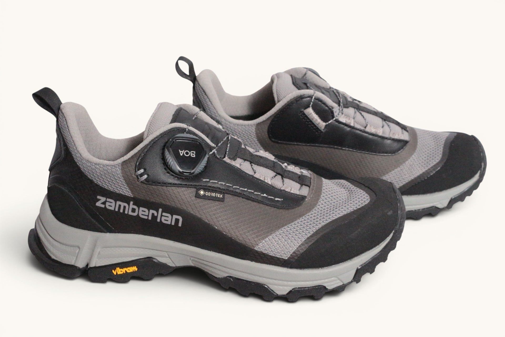 Chaussures de randonnée Zamberlan grises et noires en polyester et cuir avec système BOA et Gore-Tex.