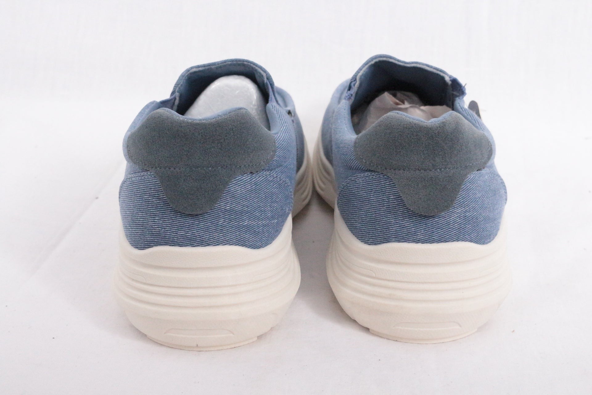 Frippindealz Chaussures slip-on bleues en denim avec talon contrastant et semelle épaisse. Confortables et stylées.