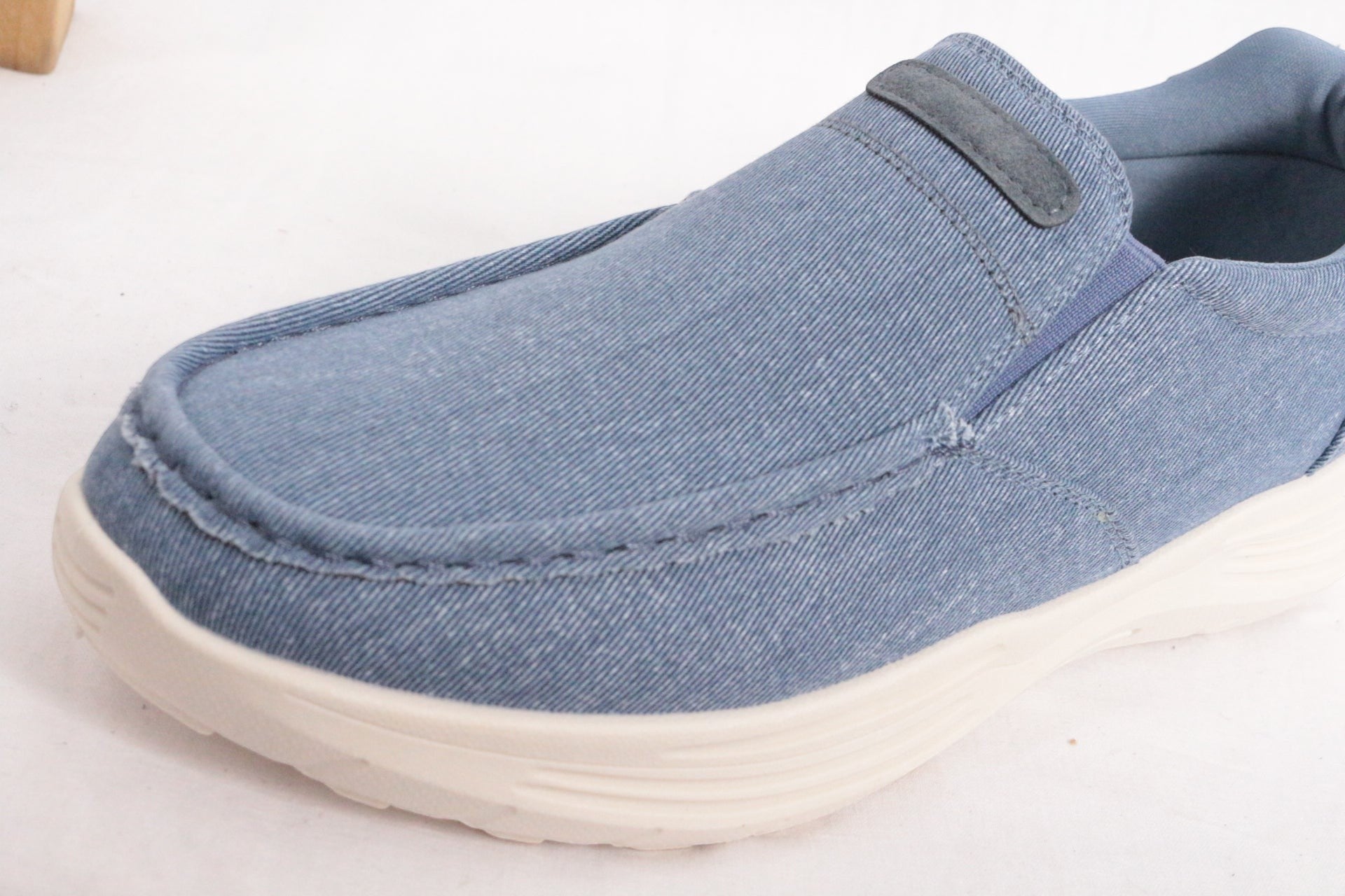 Frippindealz Chaussures slip-on bleues en denim pour homme, taille 43, neuves, avec semelle blanche et détail en daim.