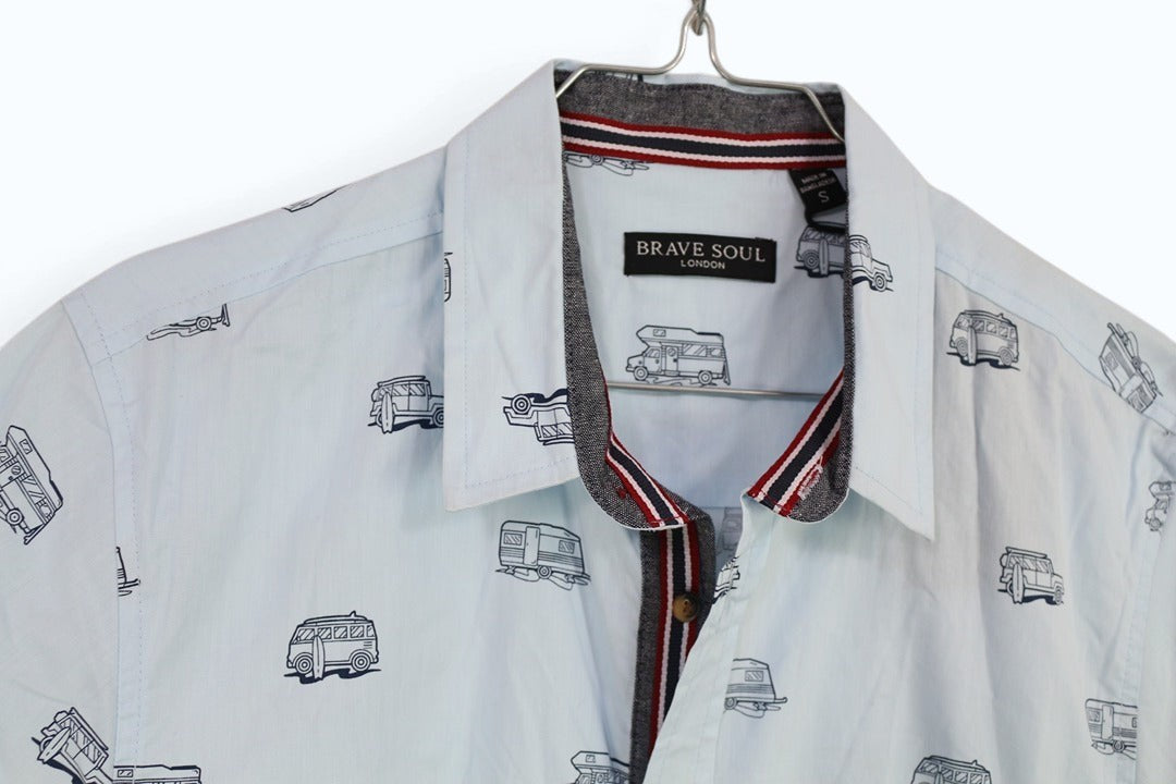 Chemise Brave Soul Frippindealz bleu clair en coton avec motifs imprimés de camionnettes et détails contrastés