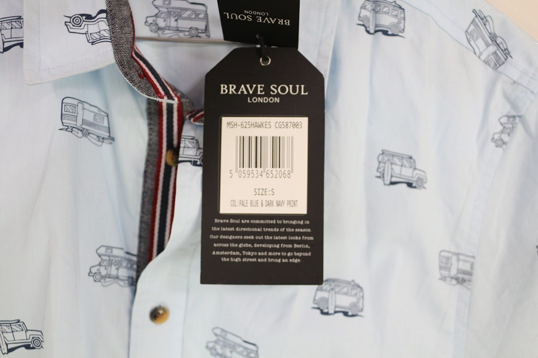 Chemise Brave Soul en coton bleu clair avec imprimés de camionnettes et détails contrastés sur la patte de boutonnage