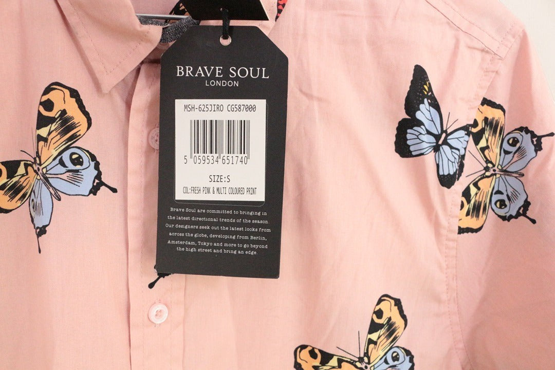Chemise Brave Soul Frippindealz en coton rose avec imprimé papillons multicolores et étiquette de marque