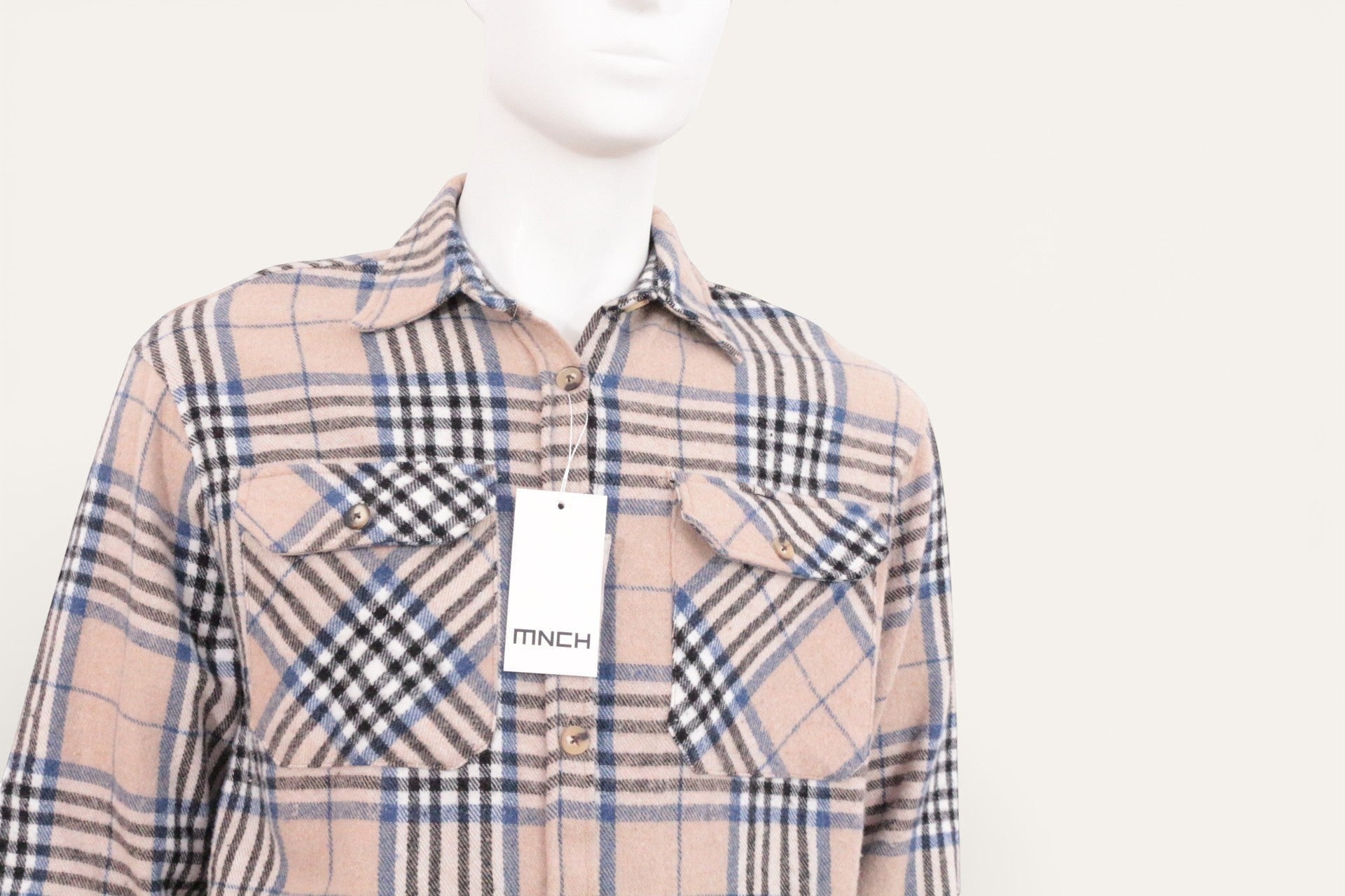 Chemise à carreaux beige, noire et bleue en acrylique, coton et polyester de MNCH. Manches longues, col classique, deux poches poitrine boutonnées.