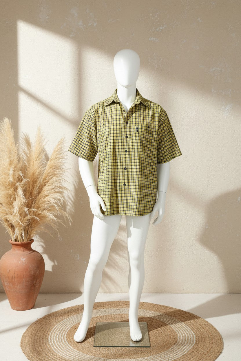 Chemise Frippindealz Southern à manches courtes en coton jaune et noir avec motif micro-carreaux sur mannequin