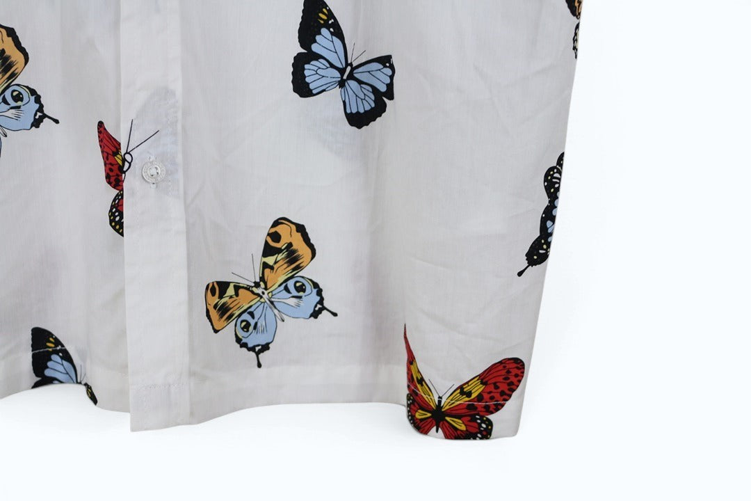 Chemise Frippindealz Brave Soul blanche en coton avec imprimé papillons multicolores et fermeture boutonnée