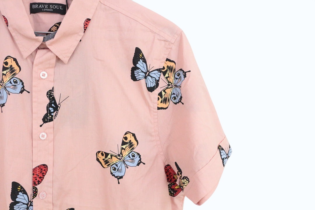 Chemise à manches courtes Frippindealz Brave Soul en coton rose avec imprimé papillons multicolores