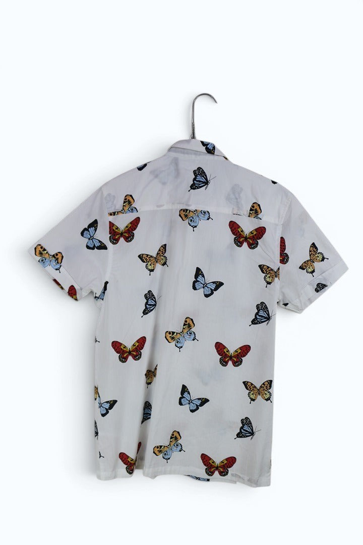 Chemise Frippindealz Brave Soul blanche à manches courtes avec imprimé papillons multicolores en coton