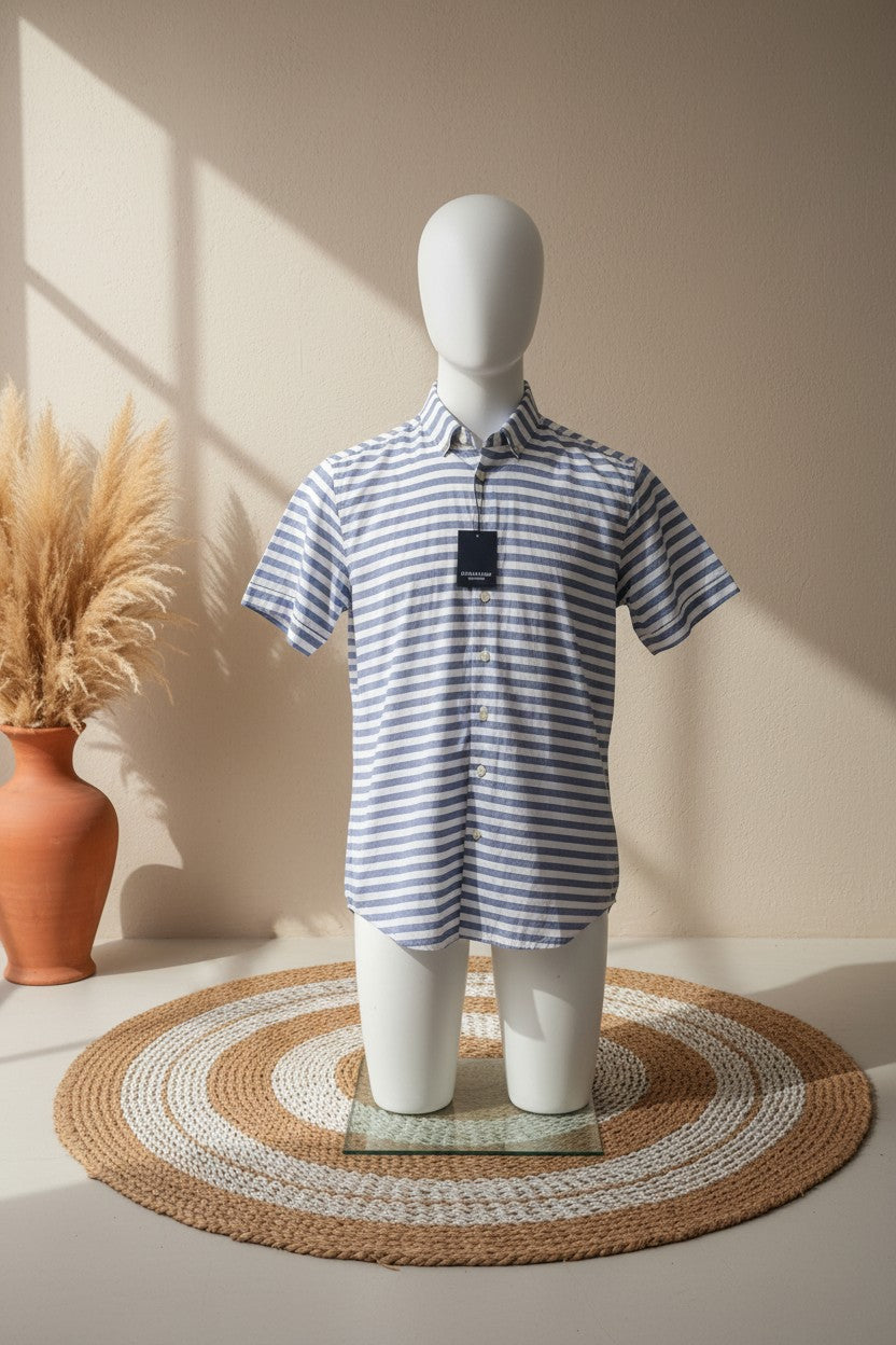 Chemise Frippindealz Giordano en coton à rayures bleues et blanches, manches courtes et col boutonné sur mannequin