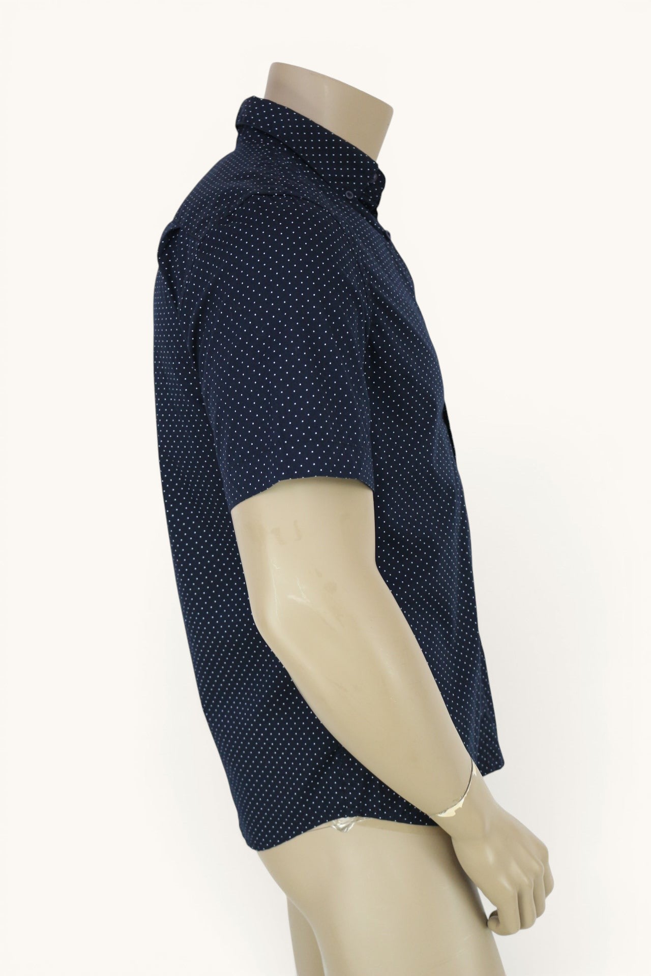 Chemise homme Frippindealz C&A bleu marine à micro-pois blancs, coupe regular fit, manches courtes et col boutonné.