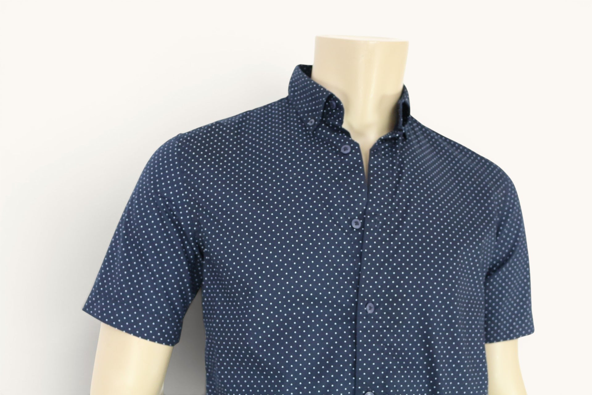 Chemise homme Frippindealz C&A bleu marine à micro-pois blancs, coupe Regular Fit, manches courtes et col boutonné.