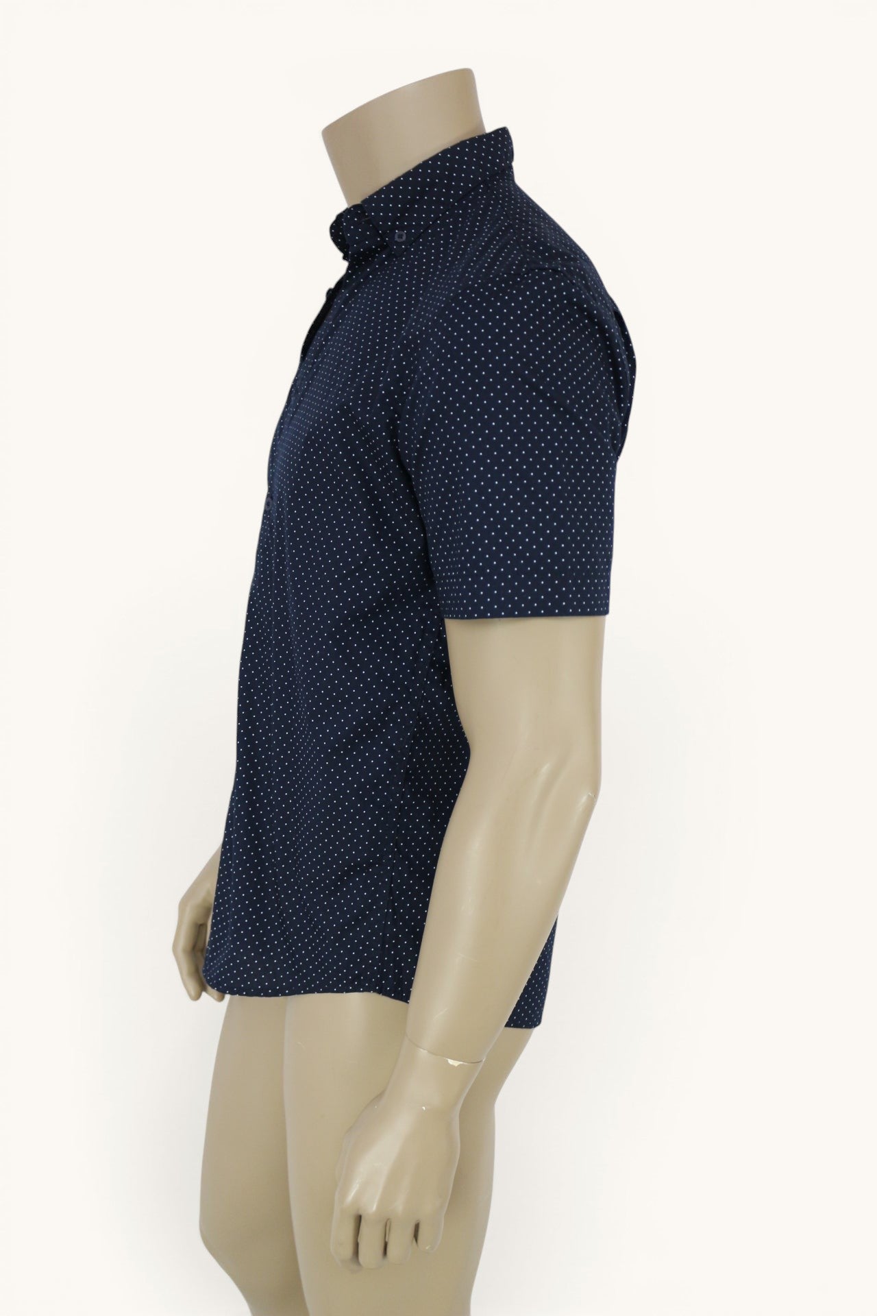 Chemise homme Frippindealz C&A bleu marine à micro-pois blancs, manches courtes, coupe Regular Fit, col boutonné.