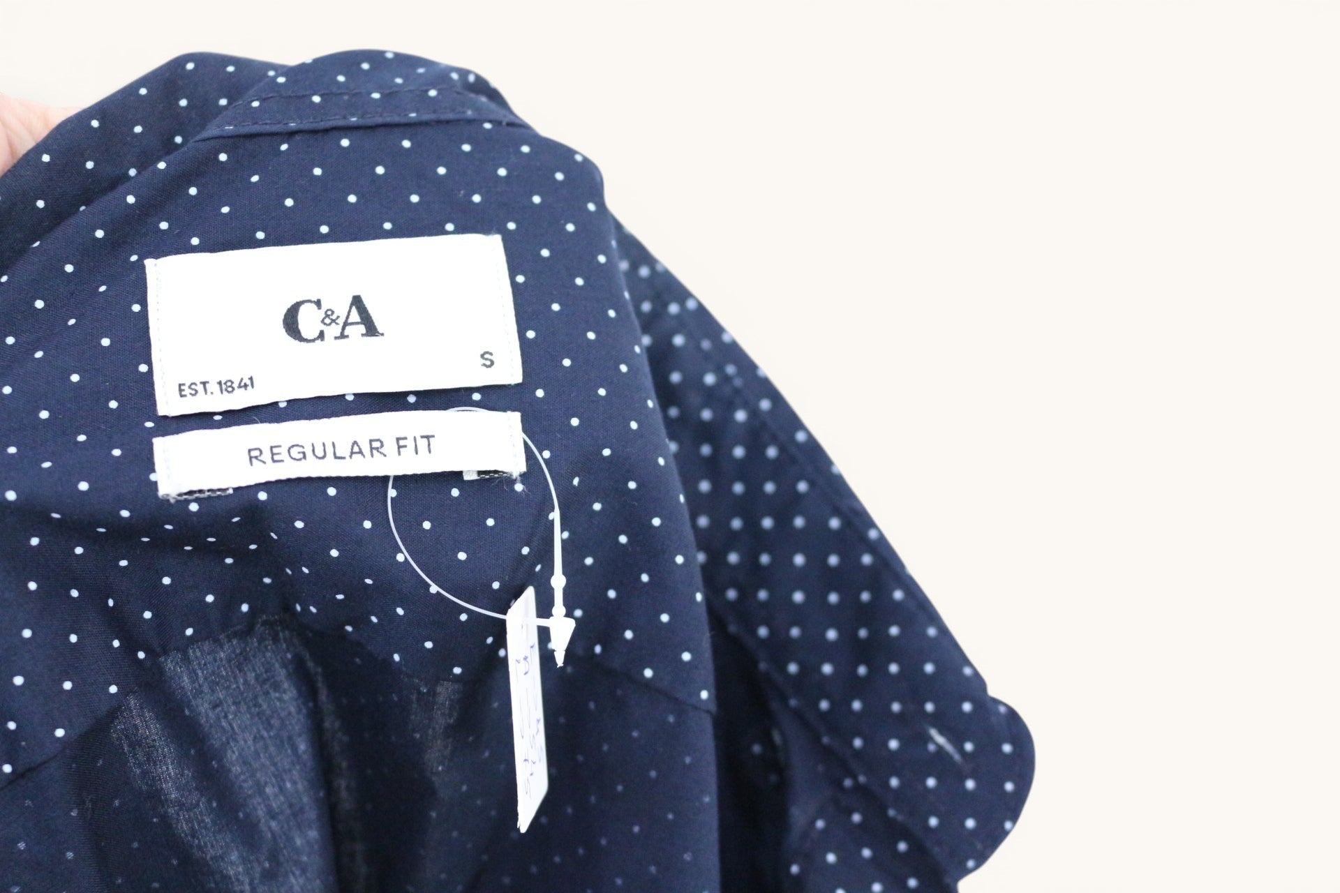 Chemise homme Frippindealz C&A bleu marine à micro-pois blancs, coupe Regular Fit, taille S, col boutonné.