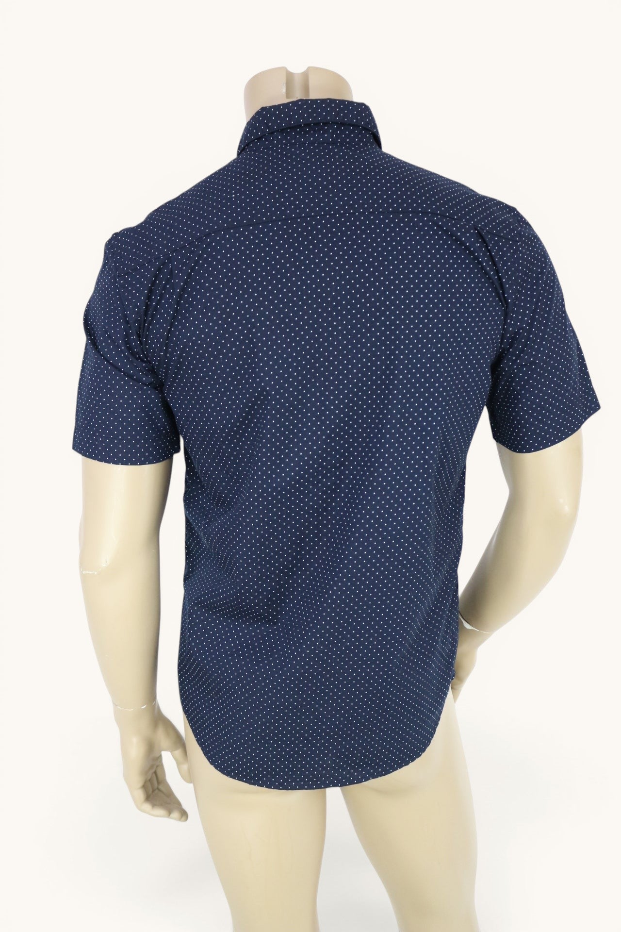 Chemise homme manches courtes Frippindealz, coupe Regular Fit bleu marine à micro-pois blancs, col boutonné.