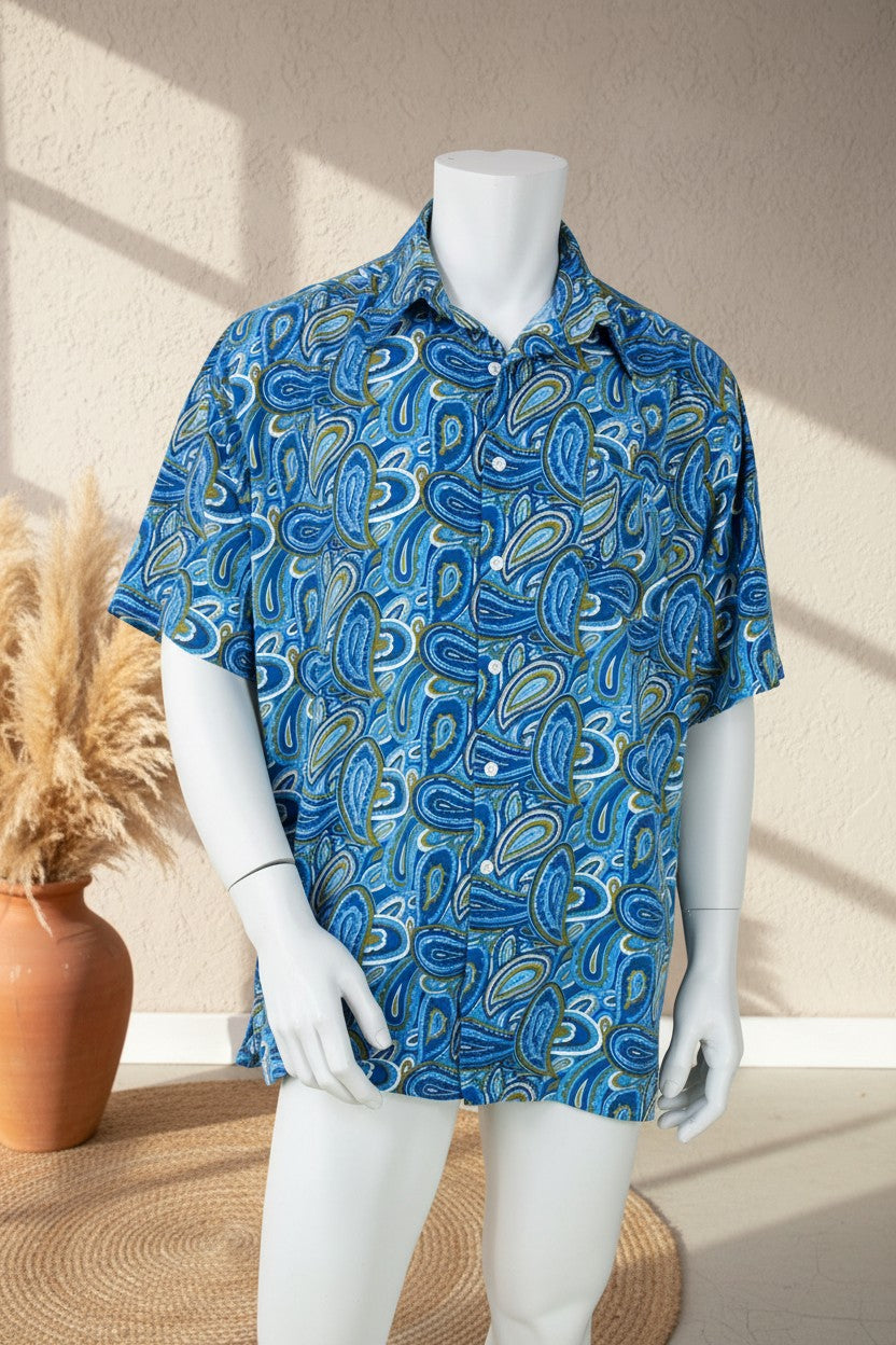 Chemise homme Frippindealz Kennington bleue à manches courtes avec motif paisley en polyester sur mannequin