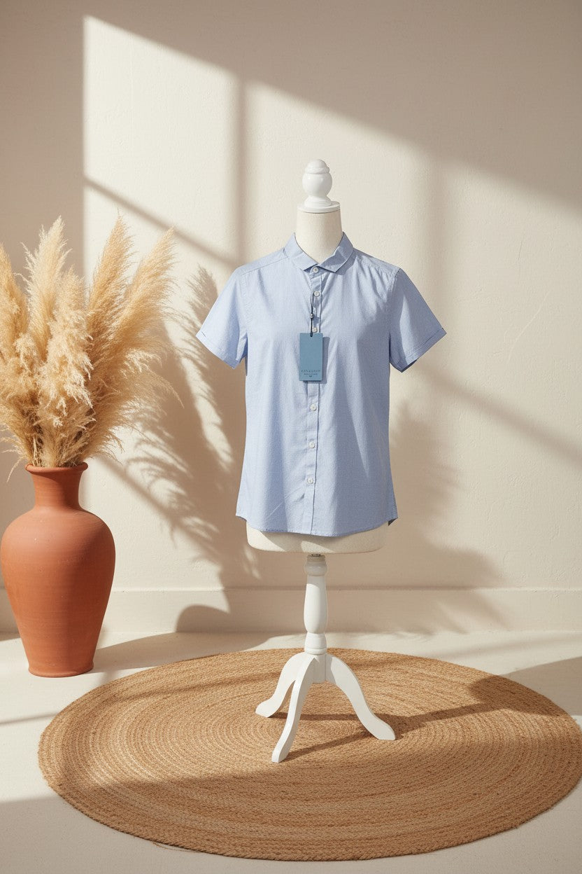 Chemise homme Frippindealz Steel & Jelly bleue à manches courtes et micro-carreaux sur mannequin