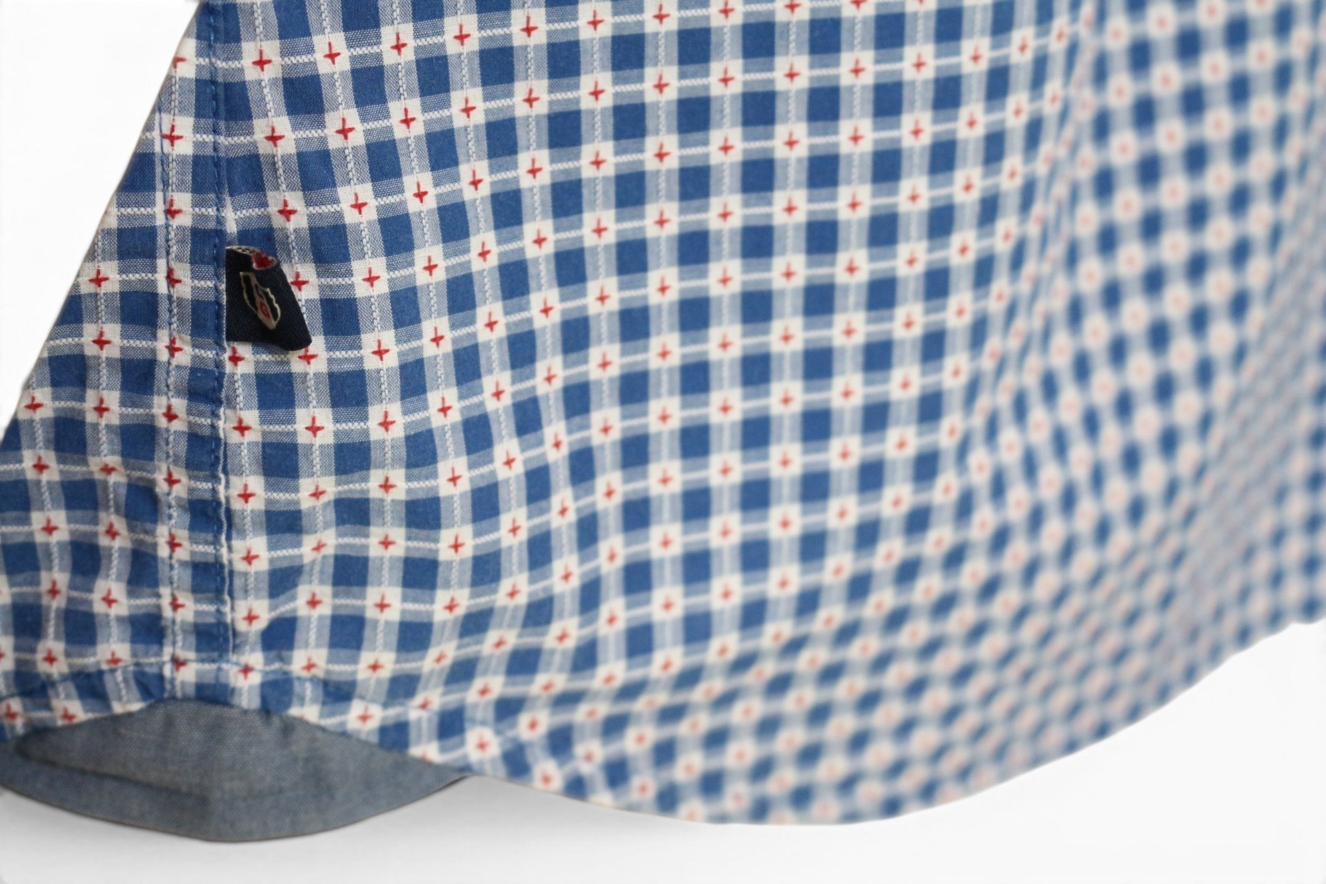 Chemise homme Giovanni Galli Frippindealz à manches courtes, motif micro carreaux bleus, blancs et détails rouges.