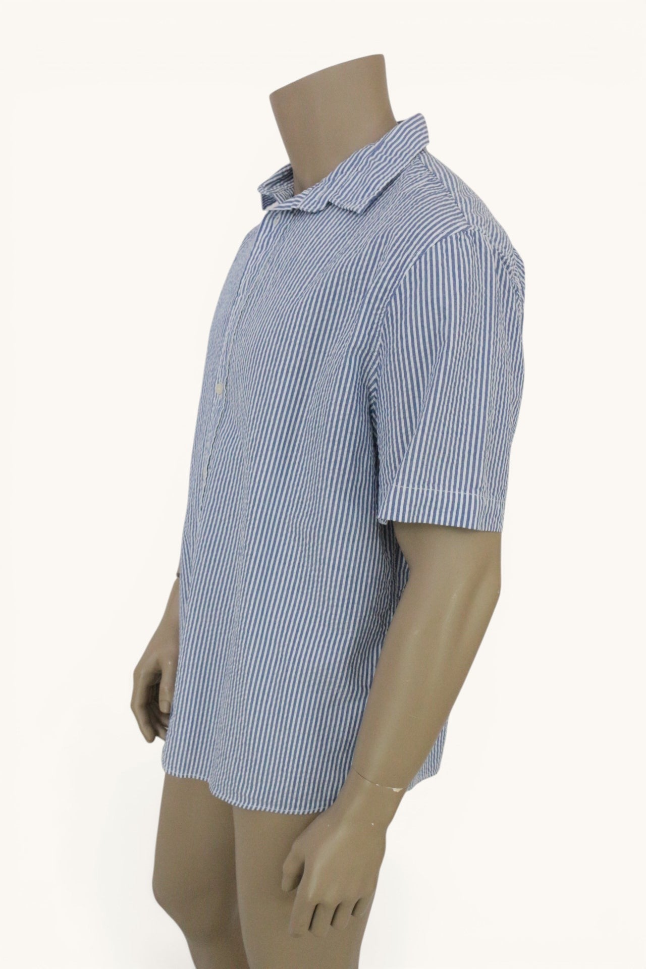 Chemise homme Frippindealz C&A à manches courtes en coton bleu et blanc avec rayures verticales, style casual chic.