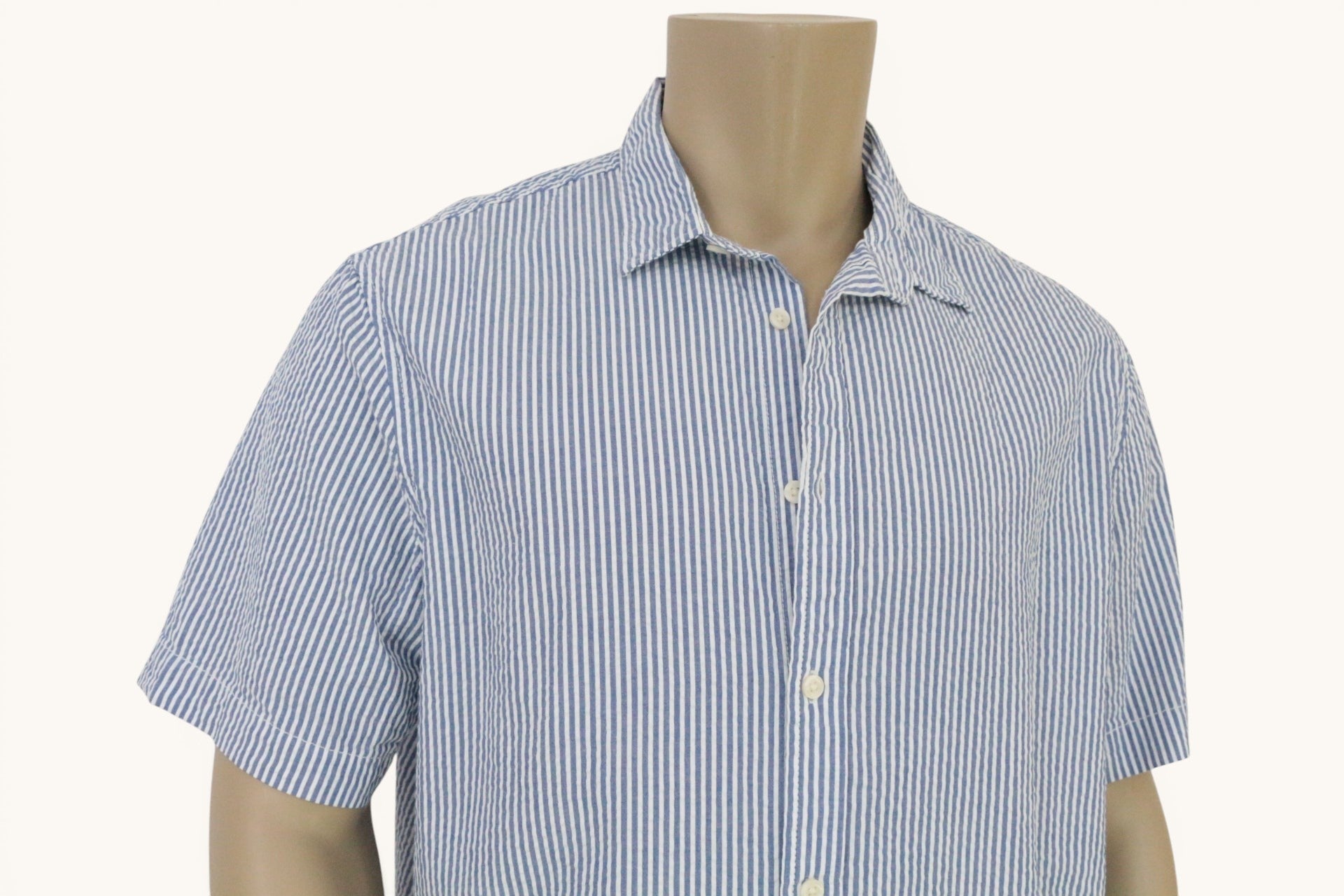 Chemise homme Frippindealz C&A à manches courtes en coton bleu et blanc avec rayures verticales, style casual chic.