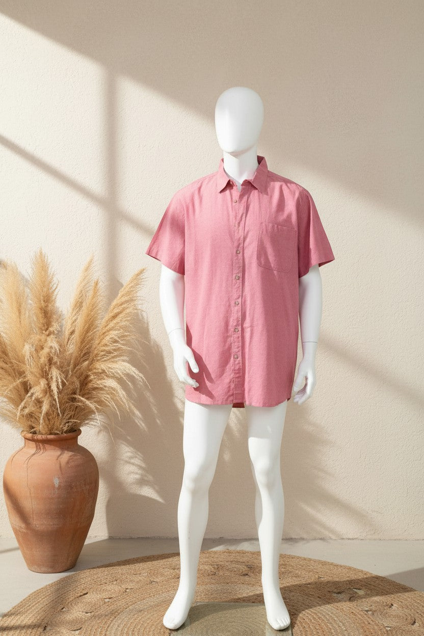 Chemise homme Frippindealz rouge en lin et coton à manches courtes avec col classique et poche poitrine sur mannequin