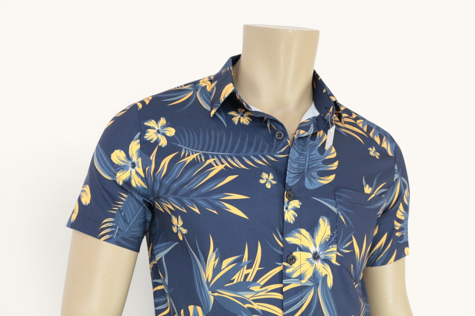 Chemise homme Frippindealz bleu marine à manches courtes avec imprimé tropical jaune et bleu, col classique et poche