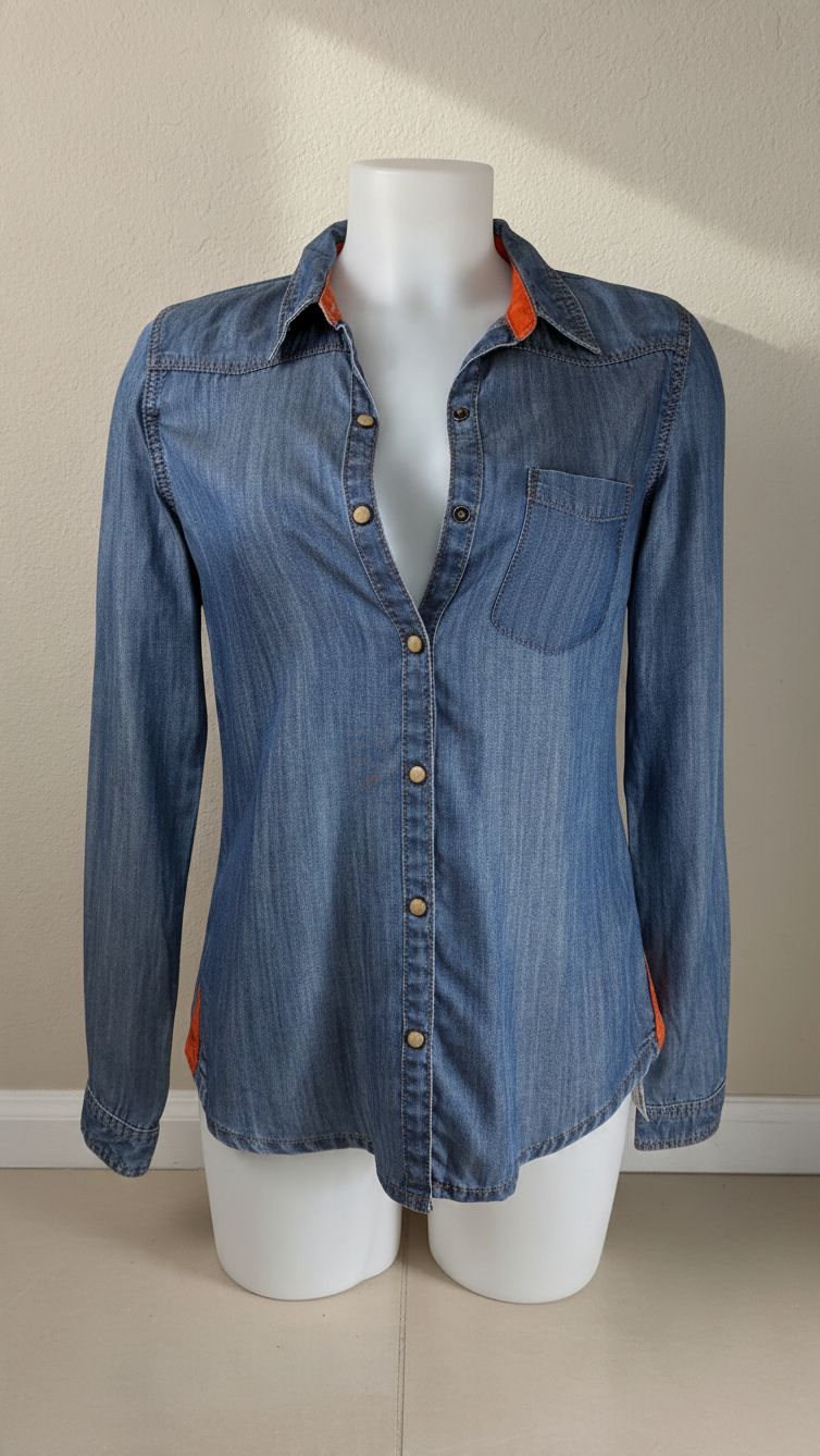Chemise en jean Frippindealz bleue cintrée en coton avec détails orange contrastants et boutons pression