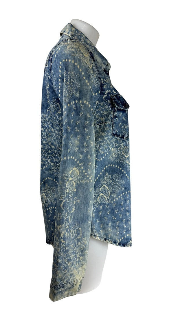 Chemise en jean Frippindealz bleue avec imprimé floral vintage, poches poitrine et boutons contrastés, vue de profil