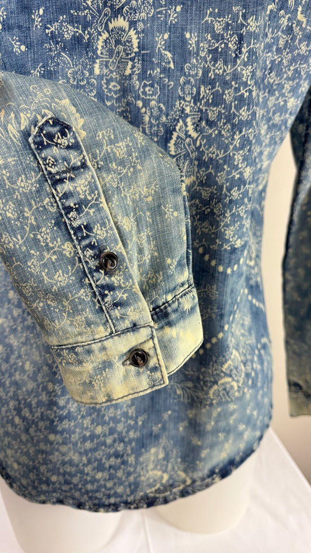 Chemise en jean Frippindealz bleue avec imprimé floral vintage, poignets boutonnés et effet délavé