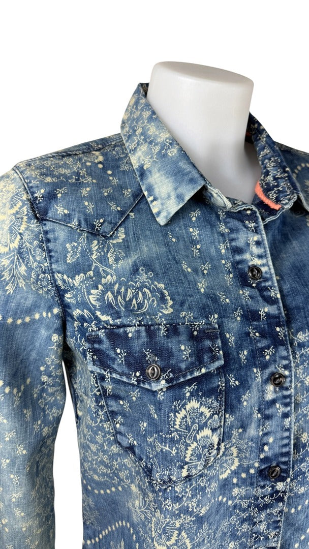 Chemise en jean Frippindealz bleue avec imprimé floral vintage, poches poitrine et boutons contrastés