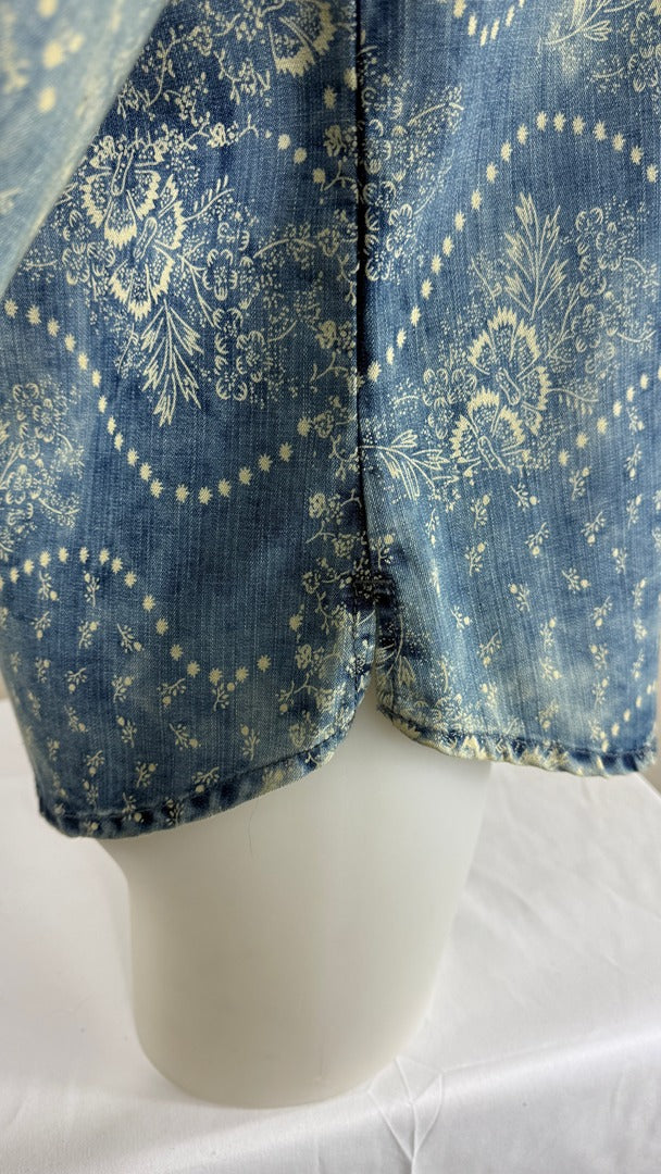 Chemise en jean Frippindealz bleue avec imprimé floral vintage et ourlet arrondi sur un mannequin